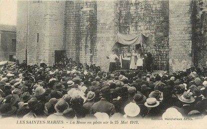 / CPA FRANCE 13 "Les Saintes Maries de la Mer, la messe en plein air"