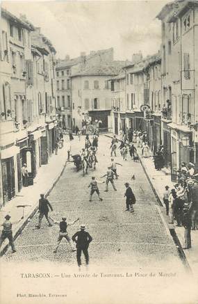 / CPA FRANCE 13 "Tarascon, une arrivée de taureaux, la place du marché "