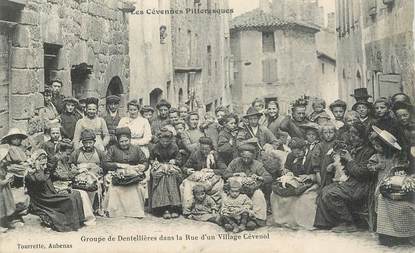 CPA FRANCE 07  "Groupe de dentellières dans la rue d'un village Cévenol""