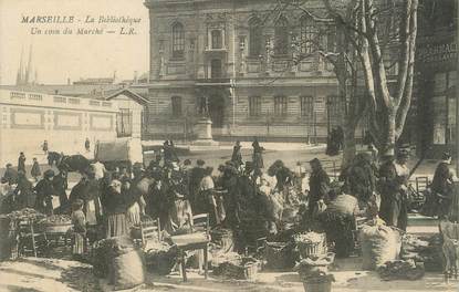 / CPA FRANCE 13 "Marseille, la bibliothèque, un coin du marché"