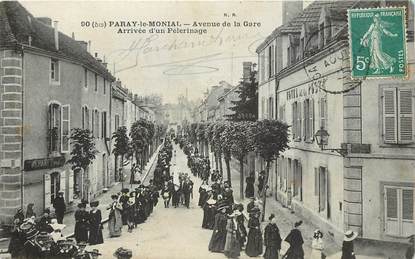 CPA FRANCE 71  "Paray le Monial, avenue de la gare, arrivée d'un pèlerinage"