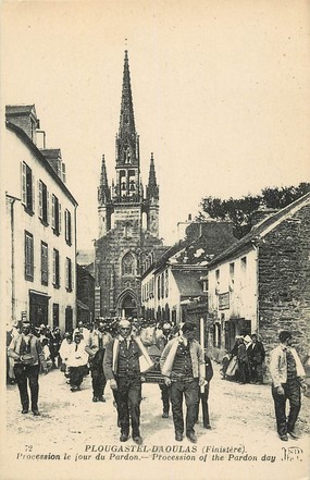 CPA FRANCE 29 "Plougastel Daoulas, procession le jour du Pardon"