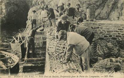 CPA FRANCE 29 "Pointe du Raz, Petit port de Bestrée, préparatifs pour la pêche à la langouste"