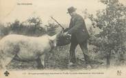 24 Dordogne / CPA FRANCE 24 "Groupe sympathique charchant la truffe" / COCHON