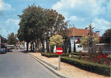 / CPSM FRANCE 64 "Artix, la place du monument aux morts"