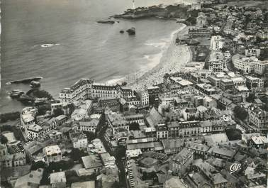 / CPSM FRANCE 64 "Biarritz, vue aérienne, la grande plage et le phare"