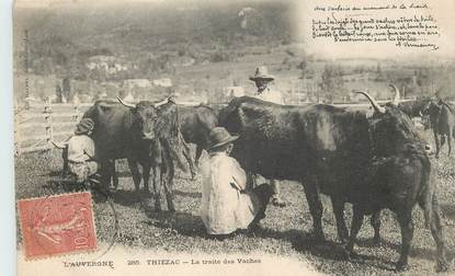  CPA FRANCE 15 "Thiézac, la traite des vaches"