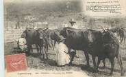 15 Cantal  CPA FRANCE 15 "Thiézac, la traite des vaches"