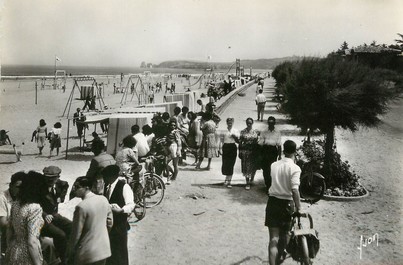 / CPSM FRANCE 64 "Hendaye plage, la plage et les deux jumeaux "