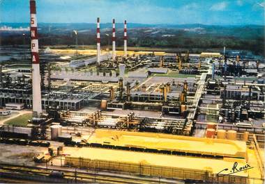 / CPSM FRANCE 64 "Lacq, vue aérienne de l'usine de la Société Nationale des pétroles d'Aquitaine "