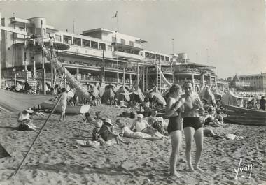 / CPSM FRANCE 64 "Saint Jean de Luz, un coin de la plage"