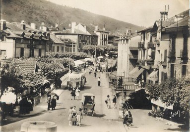 / CPSM FRANCE 64 "Saint Jean Pied de Port, place Charles Floquet et place du marché"