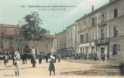 / CPA FRANCE 38 "Saint Etienne de Saint Geoirs, la place et l'hôtel de ville"