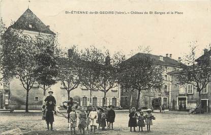 / CPA FRANCE 38 "Saint Etienne de Saint Geoirs, château de Saint Serges et la place"