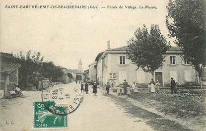 / CPA FRANCE 38 "Saint Barthélémy de Beaurepaire, entrée du village"