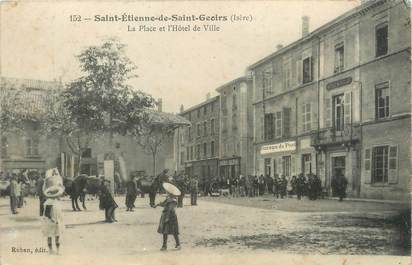 / CPA FRANCE 38 "Saint Etienne de Saint Geoirs, la place et l'hôtel de ville "