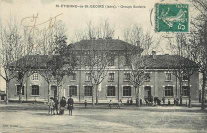 / CPA FRANCE 38 "Saint Etienne de Saint Geoirs, groupe scolaire"