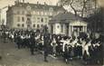 CARTE PHOTO FRANCE 68 "Colmar, cortège des alsaciennes précédant les soldats à leur entrée dans la ville"