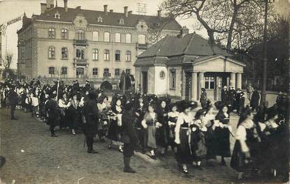 CARTE PHOTO FRANCE 68 "Colmar, cortège des alsaciennes précédant les soldats à leur entrée dans la ville"