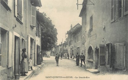 / CPA FRANCE 38 "Saint Quentin en Isère, la grande rue"