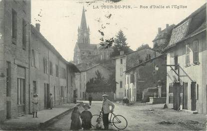 / CPA FRANCE 38 "La Tour du Pin, rue d'Italie et l'église"