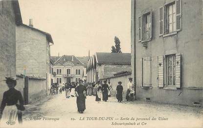 / CPA FRANCE 38 "La Tour du Pin, sortie du personnel des usines"