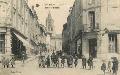 CPA FRANCE 87 "Saint Junien, la rue de la Liberté"