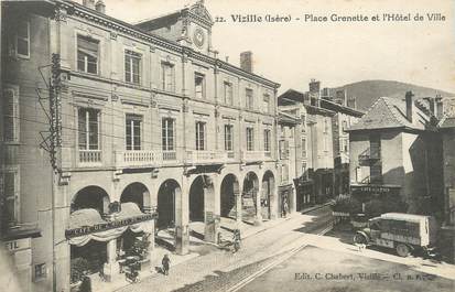 / CPA FRANCE 38 "Vizille, place Grenette et l'hôtel de ville"