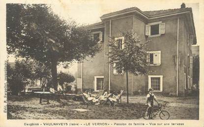 / CPA FRANCE 38 "Vaulnaveys le Haut, le Vernon, pension de famille, vue d'une terrasse"'