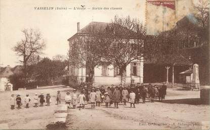 / CPA FRANCE 38 "Vasselin, l'école, sortie des classes"