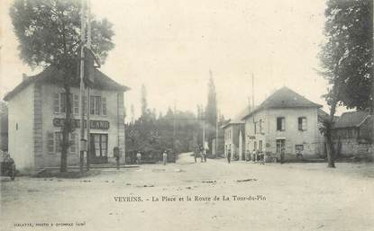 / CPA FRANCE 38 "Veyrins, la place et la route de la Tour du Pin"