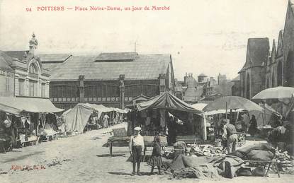 CPA FRANCE 86 "Poitiers, Place Notre Dame, un jour de Marché"