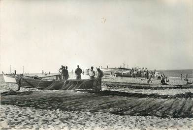 / CPSM FRANCE 66 "Saint Cyprien, la plage, pêcheurs"