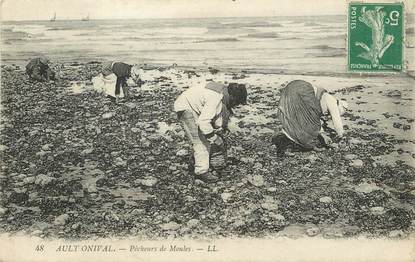 CPA FRANCE 80 "Ault Onival, pêcheurs de moules"