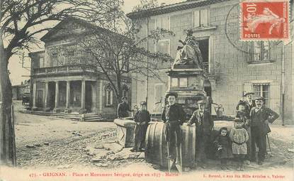 CPA FRANCE 26   "Grignan, place et monument Sévigné"