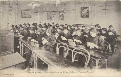 / CPA FRANCE 38 "Vienne, école supérieure de filles, salle de première année"