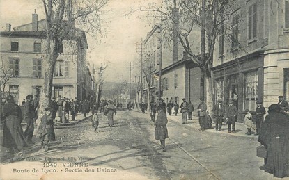 / CPA FRANCE 38 "Vienne, route de Lyon, sortie des Usines"