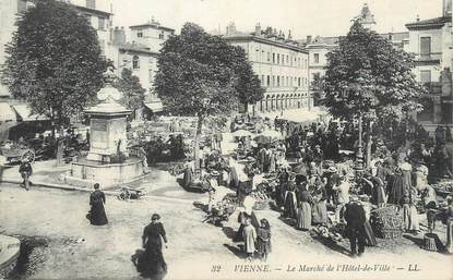 / CPA FRANCE 38 "Vienne, le marché de l'hôtel de ville"