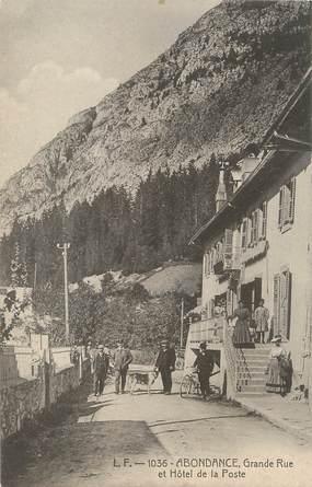 / CPA FRANCE 74 "Abondance, grande rue et hôtel de la Poste"