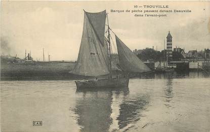 CPA FRANCE 14 "Trouville, barque de pêche passant devant Deauville" / BATEAU / VOILIER