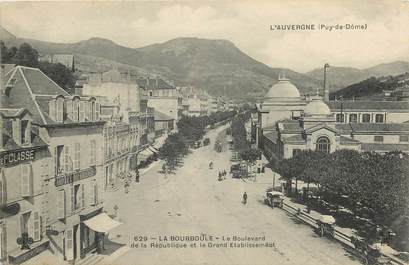 CPA FRANCE 63 "La Bourboule, le boulevard de la République et le grand Etablissement"