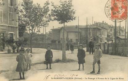 CPA  FRANCE 26 "Saint Rambert d'Albon, le passage à niveau de la ligne de Rives"