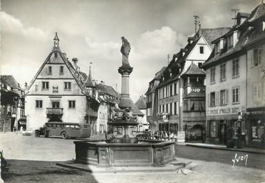 / CPSM FRANCE 67 "Obernai, place du marché et fontaine Sainte Odile"