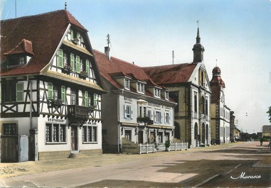 / CPSM FRANCE 67 "Marckolsheim, rue du Maréchal Foch et l'hôtel de ville"