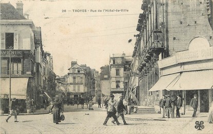 CPA FRANCE 10 "Troyes, rue de l'Hotel de Ville"