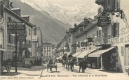74 Haute Savoie / CPA FRANCE 74 "Chamonix, rue Nationale et le Mont Blanc"
