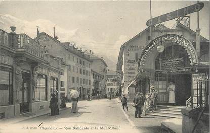 / CPA FRANCE 74 "Chamonix, rue Nationale et le Mont Blanc "