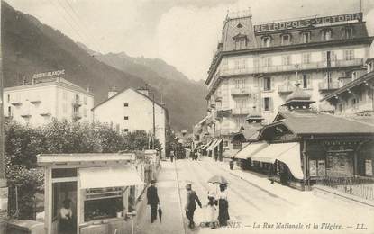 / CPA FRANCE 74 "Chamonix, la rue Nationale et la Flégère"