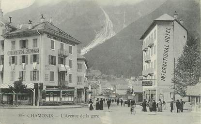 / CPA FRANCE 74 "Chamonix, l'avenue de la gare"