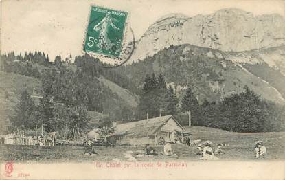 / CPA FRANCE 74 "Un chalet sur la route de Parmelan"